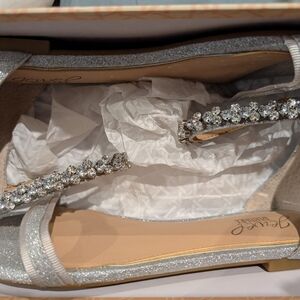 Jewel Badgley Mischka Glittering Silver Flats Size 6